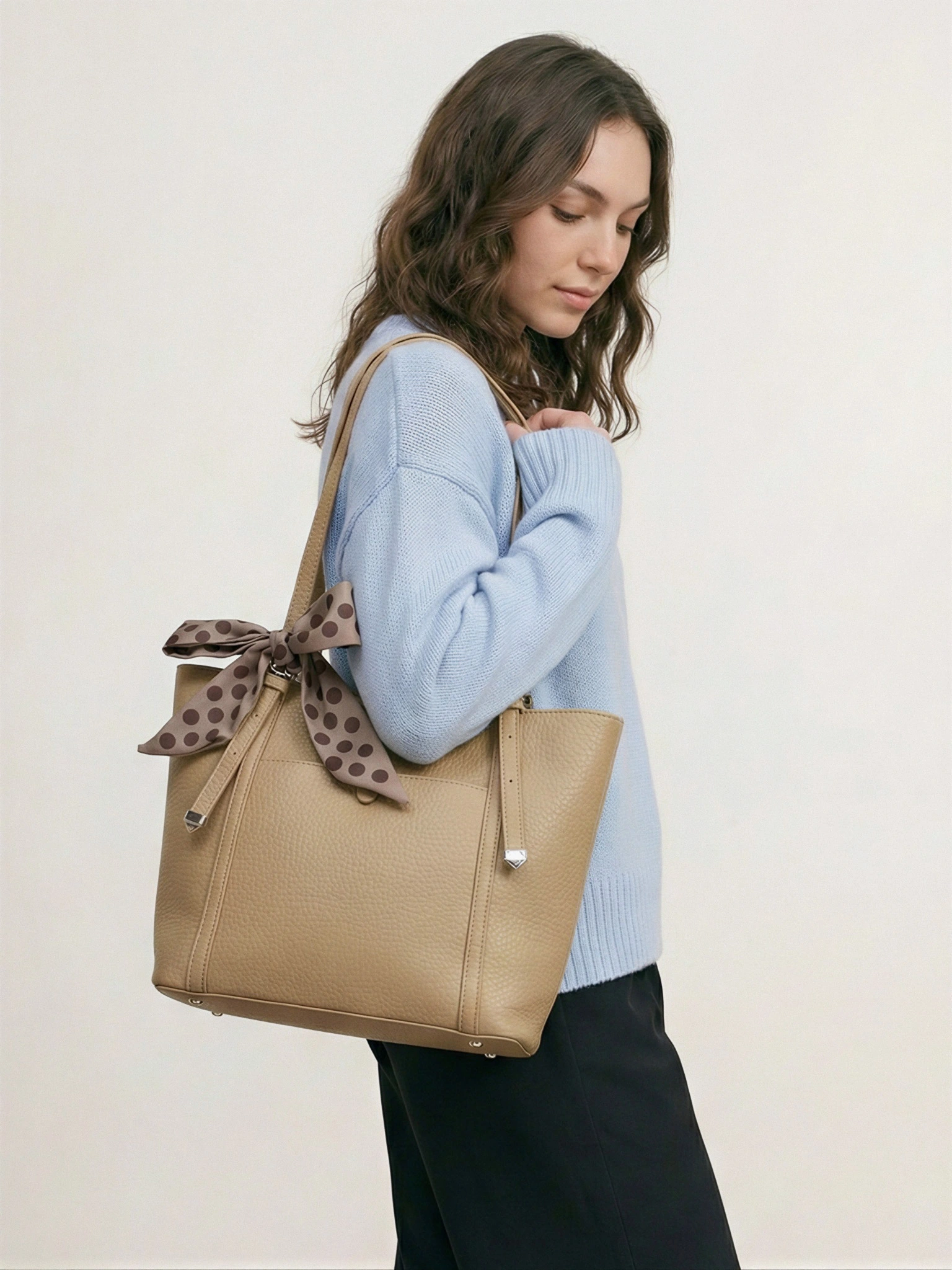 Сумка-тоут с карманом на кнопке и декоративным платком в ассортименте